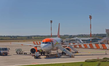 PULA, CROATIA - 13 Eylül 2019: Pistteki Airbus A319 kalkıştan önce bavulları ve yolcuları yükler