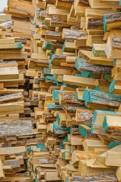 製材所の天然産業背景に積層半加工木材チップ — ストック写真