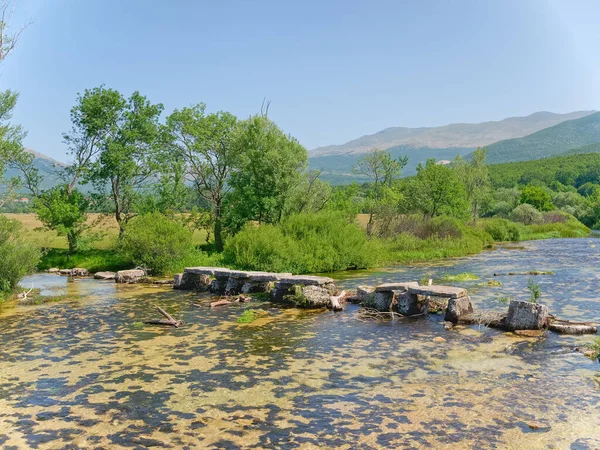 克罗地亚Sinj附近美丽风景下的Cetina河上的旧人行天桥遗址 — 图库照片