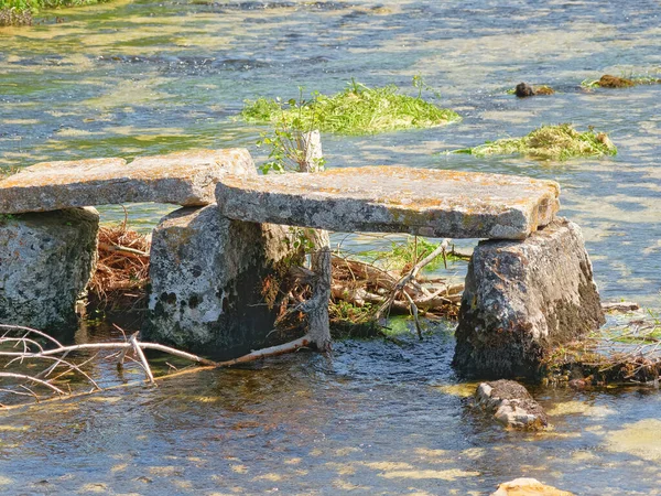 Resten Van Oude Voetgangersbrug Aan Rivier Cetina Een Prachtig Landschap — Stockfoto