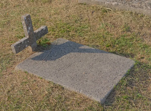 Παλιός Τάφος Στο Νεκροταφείο Ότοκ Κοντά Στο Σινζ Της Κροατίας — Φωτογραφία Αρχείου
