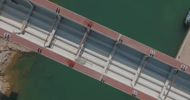 Κατασκευή Της Γέφυρας Steele Πάνω Από Θαλάσσιο Κόλπο Ston Στην — Αρχείο Βίντεο
