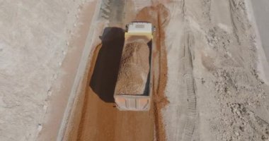 Hırvatistan 'ın Ston kenti yakınlarında yeni bir otoyol inşaatı için inşaat alanındaki bir kamyon çakıl taşıyor