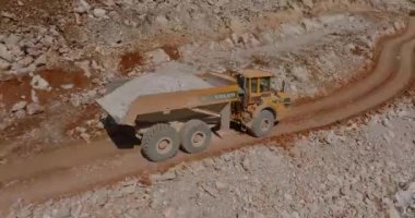 STON, CROATIA - 12 Nisan 2022: Üstgeçitlerin ve karayolu kavşaklarının inşaatı