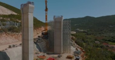 STON, CROATIA - 12 Nisan 2022: Üstgeçitlerin ve karayolu kavşaklarının inşaatı