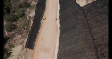 Hırvatistan 'ın Ston kenti yakınlarındaki otoyol inşaatı sırasında kaya döşemesi olarak metal ağ örüldü