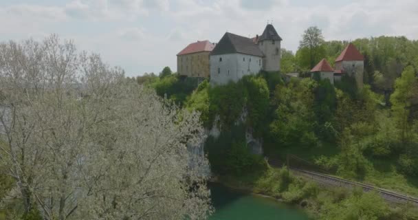 Luftaufnahme Der Alten Burg Und Stadt Ozalj Erbaut Auf Einer — Stockvideo