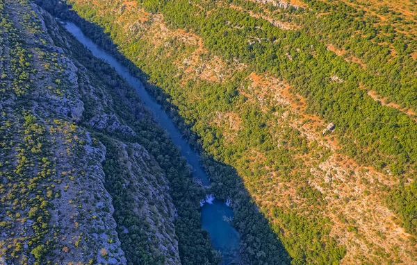 位于克罗埃西亚国家公园达尔马提亚扎戈拉的Promina县的Krka河峡谷的空中景观 — 图库照片