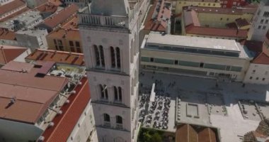 ZADAR, CROATIA - 3 Mart 2022: St. Donatus Kilisesi ve Katedral 'in çan kulesi ile eski kasabanın havadan panoramik manzarası.