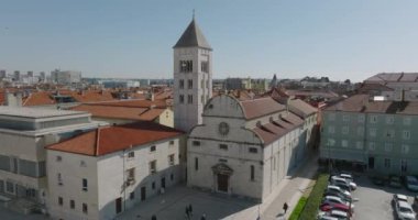 ZADAR, CROATIA - 3 Mart 2022: St. Mary Kilisesi ve Benediktin Manastırı ile eski kasabanın havadan panoramik manzarası.