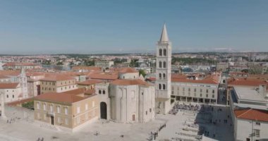 ZADAR, CROATIA - 3 Mart 2022: St. Donatus Kilisesi ve Katedral 'in çan kulesi ile eski kasabanın havadan panoramik manzarası.