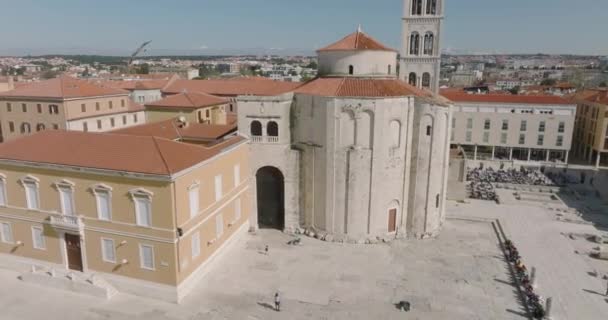 Zadar Croatia 2022年3月3日 拥有圣多纳塔斯教堂和大教堂钟楼的老城全景 — 图库视频影像