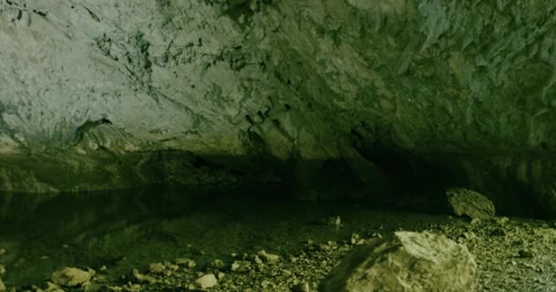 Panning Shot Dell Apertura Della Grotta Tounjcica Vicino Alla Città — Video Stock