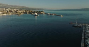 BÖLÜM, CROATIA - 16 Ocak 2022: Eski tarihi şehir ve Diocletian sarayında demirlemiş teknelerle şehir limanının görüntüsü