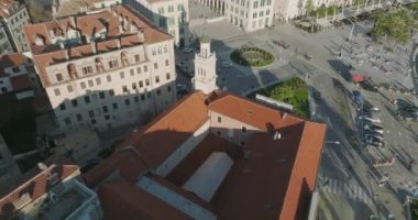 SPLIT, CROATIA - 16 Ocak 2022: St. Francis Kilisesi ve Manastırı etrafındaki hava görüntüleri.