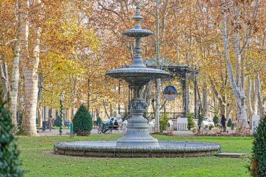 ZAGREB, CROATIA - 14 Aralık 2020: Ban Jelacic Meydanı 'nda Yeni Yıl için Zrinjevac meydanındaki çeşme süslendi.