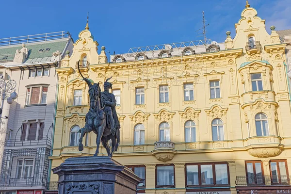 ZAGREB, CROATIA - 14 Aralık 2020: Bir bahar günü karantina zamanında şehir meydanındaki korona virüsü nedeniyle gün batımında Jelacic heykelini yasaklayın.