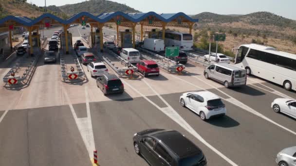 Sibenik クロアチア 8月14 2021 夏の都市A1高速道路の出口で料金所で待っているトラフィックの空中ビュー — ストック動画
