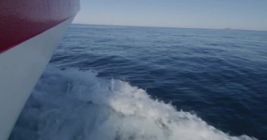Balıkçı teknesi, Hırvatistan 'daki küçük Dalmaçya yerleşim yeri Rogoznica' nın limanından yola çıkıyor