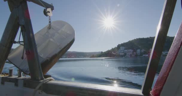 Fiskebåten Seglar Från Hamnen Den Lilla Dalmatiska Bosättningen Rogoznica Kroatien — Stockvideo