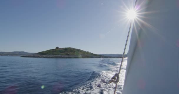 Fiskebåten Seglar Från Hamnen Den Lilla Dalmatiska Bosättningen Rogoznica Kroatien — Stockvideo