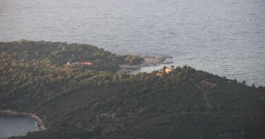 Güneş doğuyor ve Hırvatistan 'ın Dubrovnik yakınlarındaki Kraliyet Kalesi ile Lokrum adasına ilk ışınlarını atıyor