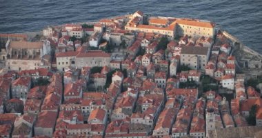 Sabahın erken saatlerinde Hırvatistan 'da Dubrovnik eski şehir savunma duvarlarıyla panorama