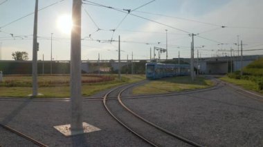 ZAGREB, CROATIA - 21 Temmuz 2020: Hırvatistan 'ın Zagreb kentinin girişindeki kavşaktaki pervanenin önünden geçen tramvay manzarası