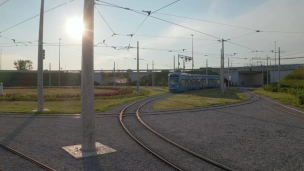 Zagreb Chorvatsko Července 2020 Letecký Pohled Tramvaj Projíždějící Kolem Rotoru — Stock video