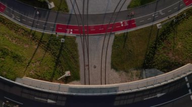 ZAGREB, CROATIA - 21 Temmuz 2020: Hırvatistan 'ın Zagreb kentinin girişindeki kavşaktaki pervanenin önünden geçen tramvay manzarası