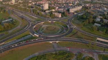 ZAGREB, CROATIA - 21 Temmuz 2020: Hırvatistan 'ın Zagreb kentinin girişindeki kavşakta rotorun havadan görünüşü