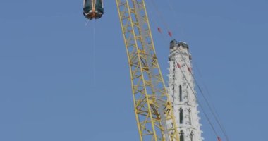 Zagreb, Hırvatistan - 16 Nisan 2020: Covid-19 karantinası sırasında Zagreb 'i vuran depremde katedral çan sesleri hasar gördü. Mühendisler ve dağcılar kuzey kulesini kontrollü yıkım için hazırlayın.