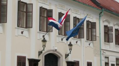 ZAGREB, CROATIA - 14 Haziran 2020: Hırvat ve AB bayraklarının St. Mark Meydanı 'ndaki Hırvat hükümet binasına yavaş çekimleri.