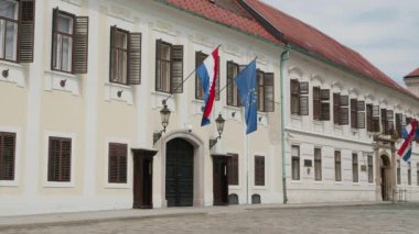 ZAGREB, CROATIA - 14 Haziran 2020: Hırvat hükümet binasının St. Mark Meydanı 'ndaki yavaş çekimi.