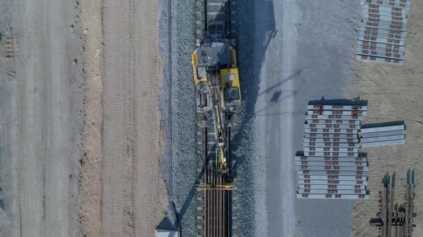 Flygfoto Över Den Nya Järnvägsbygget Tåget Transporterar Räls Till Byggarbetsplatsen — Stockvideo