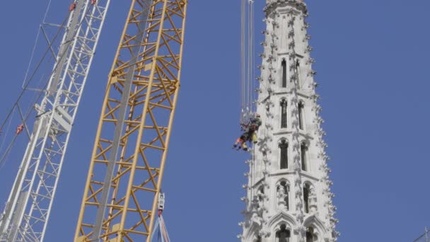 Zagreb Croacia Abril 2020 Los Escaladores Torres Trabajadores Especializados Ayudan — Vídeo de stock