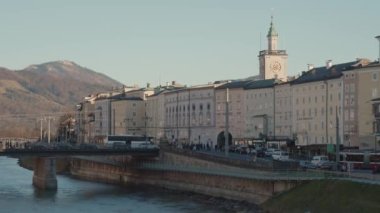 SALZBURG, AUSTRIA, Şubat 22, 2020: Ünlü Hohensalzburg Kalesi ile şehir merkezi manzarası.