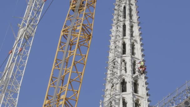 Zagreb Croácia Abril 2020 Alpinistas Torre Trabalhadores Especializados Que Trabalham — Vídeo de Stock