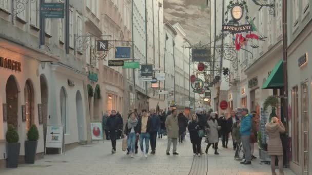 Salzburg Österrike 2020 Turister Promenader Och Sightseeing Populära Shoppinggatan Getreidegasse — Stockvideo