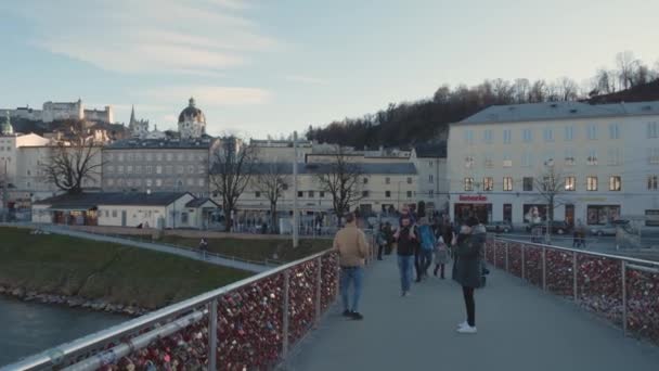 Salzburg Oostenrijk Februari 2020 Handheld Gimbal Panning Shot Makartsteg Brug — Stockvideo