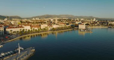 BÖLÜM, CROATIA - 16 Ocak 2022: Eski tarihi şehir ve Diocletian sarayının günbatımında havadan panoramik görüntüsü.