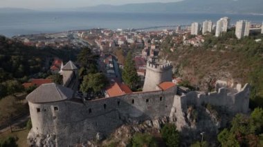 Rijeka şehrinin Trsat kalesi üzerindeki panoramik manzarası Rijecina Firth nehrinin eski şehir limanının bir parçası olarak.