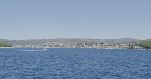Das Fischerboot Legt Hafen Der Kleinen Dalmatinischen Siedlung Rogoznica Kroatien — Stockvideo