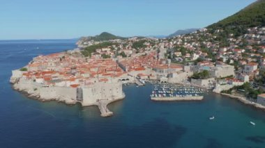 Hırvatistan 'ın eski Dubrovnik kentinin hava aracı panoraması. Porporela ve St. Ivan kalesi önde..