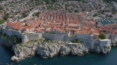 Hırvatistan 'ın eski Dubrovnik kentinin hava aracı panoraması. Güneyden deniz manzarası.