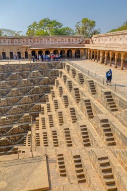 ABHANERI, INDIA - 4 Mart 2018: Hindistan 'ın Rajasthan eyaletindeki Abhaneri köyündeki Antik Chand Baori Stepwell' in dev manzarası.