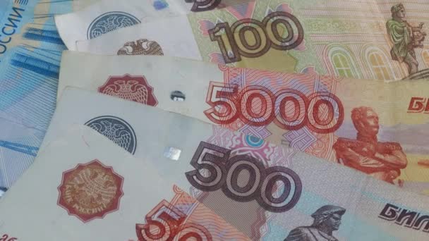 Ruské rublové bankovky, papírové peníze z ruské měnové inflace — Stock video