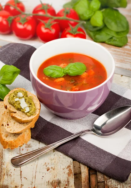 Leckere frische Tomatensuppe Basilikum und Brot — Stockfoto