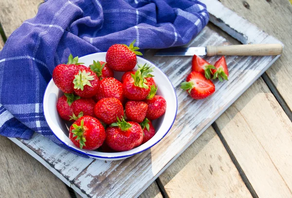 Erdbeeren in einer Schüssel . lizenzfreie Stockbilder