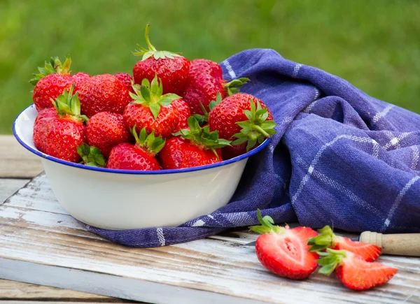 Aardbeien in een kom . Stockfoto